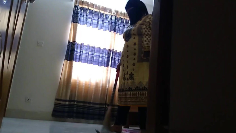 Aria Mia: 办公室老板在一个干净的办公室里操一个阿拉伯穆斯林女仆！