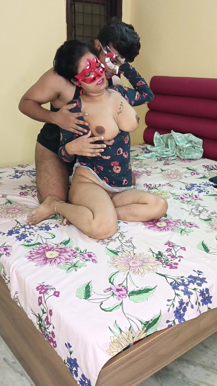 lust of milf: Dengan Dalih Penderitaan Otot, Dokter Dipanggil Ke Rumah dan Dicium