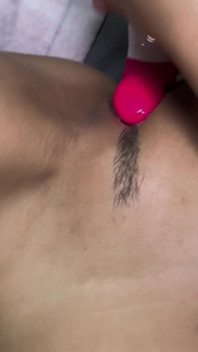 Cewek sange ini kepergok lagi asik mainin vibrator sampai dicrot di dalam