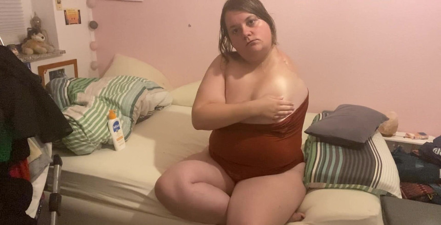 Deutsche Anna: Aku lagi asik memasukan lotion ke toketku