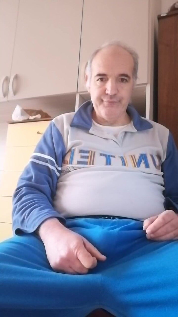 Setesesso7: 勃起したペニスを手で動かし、開いたお尻に指を入れる