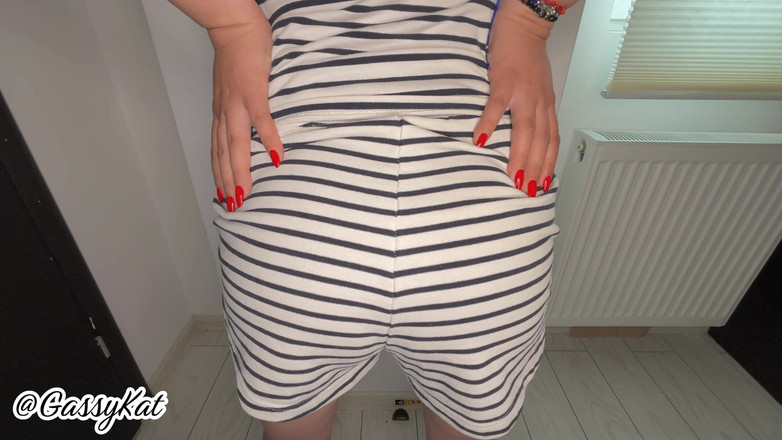 GassyKat: 穿着睡衣Buttcrack