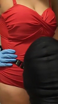 Femdom perempuan jalang dubur strap-on Spitroast di bilik mandi