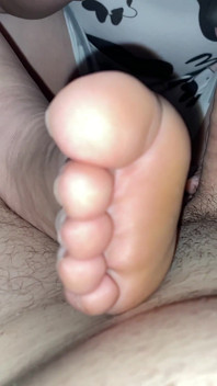Belle branlette, pieds sexy