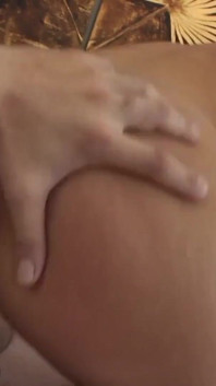 Ik kan niet wachten om klaar te komen op het gezicht van deze sexy brunette met natuurlijke tieten en nat poesje dat op mijn pik springt