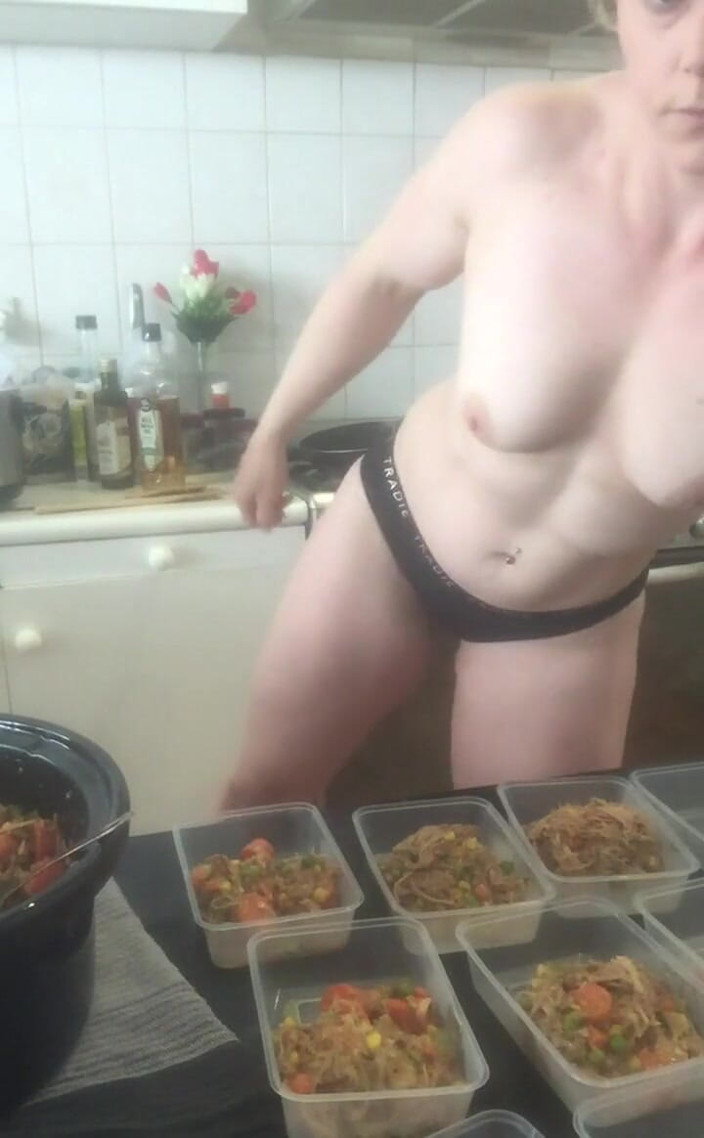 Michellexm: Aku lagi asik muasin memekku pakai mainan seks sambil bugil!