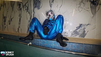 UKCuteGirl Lucy Lauren: ラテックスラグーン:フルフェイスシュノーケルマスク付きダブルスーツシークレット