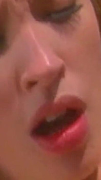 야외 보지 핑거링 오르가즘까지 넓게 뻗어