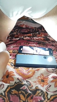 Eu peguei minha namorada fazendo um vídeo pornô e comecei a me masturbar com ela ao mesmo tempo
