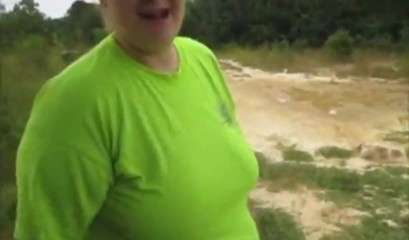 Fat House Wife: Moglie calda di fronte al cortile che succhia il cazzo...