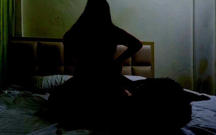 Ankita10000: 다른 방에서 TV를 보면서 인도 소녀에게 너무 많이 따먹히는 흑인 대물 자지