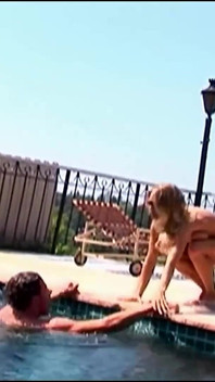 Heiße blondine mit riesigen titten macht perfektes schwanzlutschen