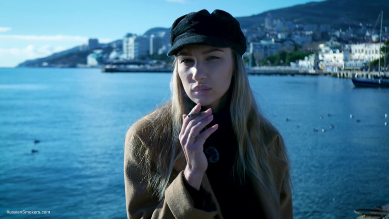 Russian Smokers: Fumar al aire libre con beaty chica rusa 1