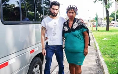 Vovós peitudas em primeiro a três anal em uma van