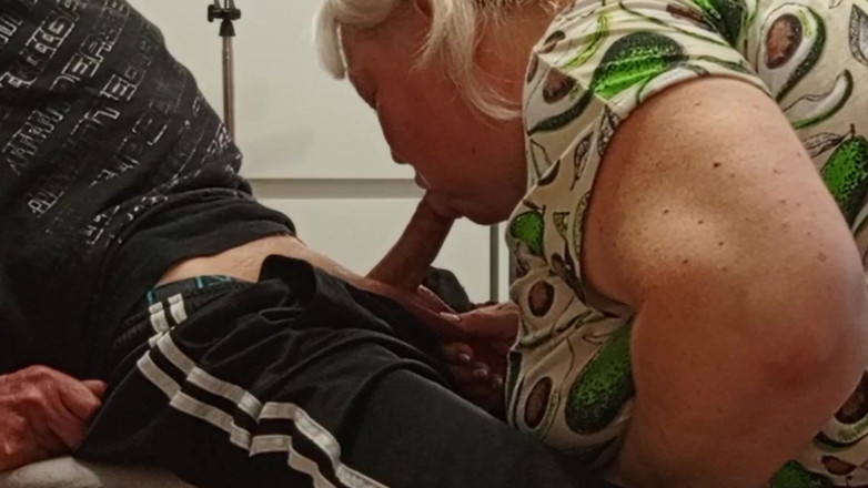 Zona901: Macecha mi kouří, abych se jí vystříkal do pusy