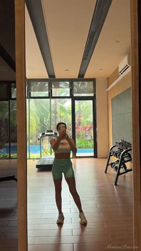 Allenamento sexy, saltando su una palla, esibizione di tette in una palestra pubblica