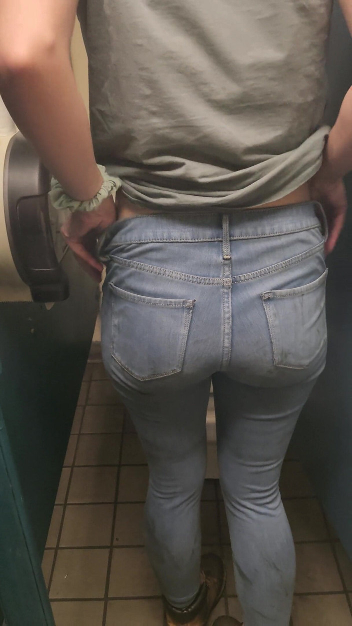 Mimiandevan: Ngentot rekan kerja di ruang ganti