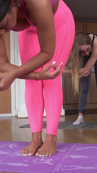 Alina e Latina in lezione di yoga si trasformano in una situazione bondage! Ora le belle ragazze sono legate e la spaccatura stretta è imbavagliata!