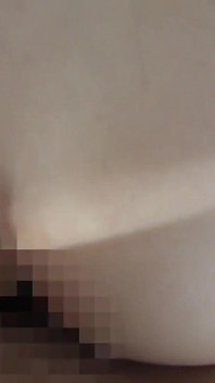Żona sąsiada z kielichem jest filmowana wielokrotnie w domu, podczas gdy jej męża i pasierba nie ma