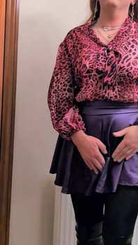 Krótka spódnica, rajstopy i buty na uda