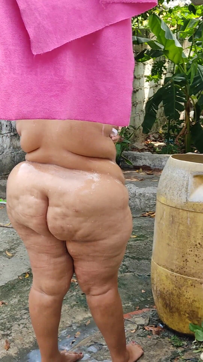Gordita Culo Rico: My Stepson Spies on Me While I Bathe in the...