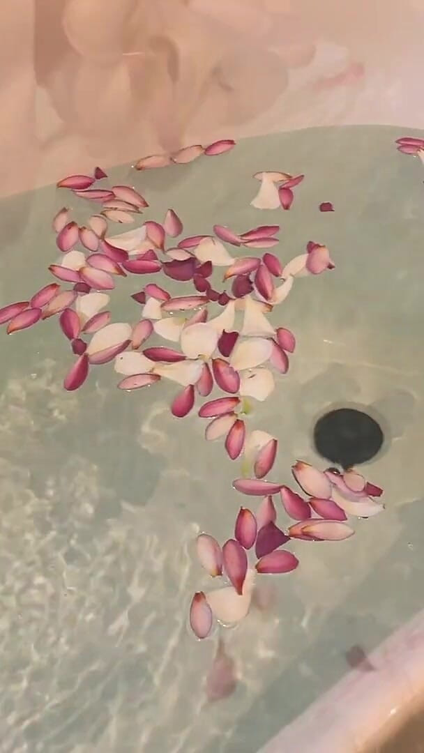 Luna Berg: Kąpiel Kwiatów: Naga MILF Masturbuje Się Wśród Kwiatów