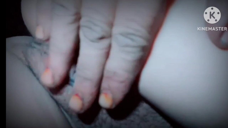 TricolorMusic3: Sono disperatamente nel tentativo di scopare la mia figa, sono...