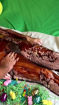부활절 달걀을 만들 때 초콜릿을 가지고 갔어