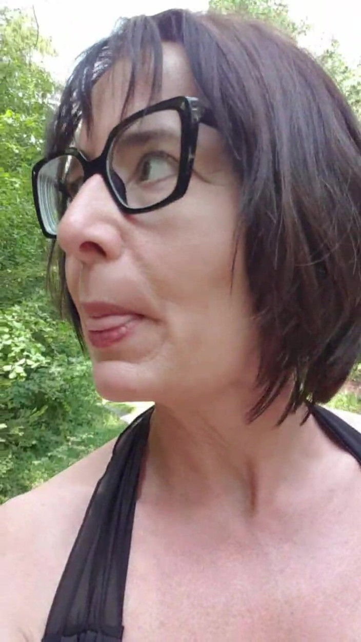 JulieEroticDress: Nahý běh u silnice se squirtem