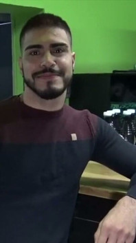 Gutaussehender Latino gefickt von einem bärtigen Typen