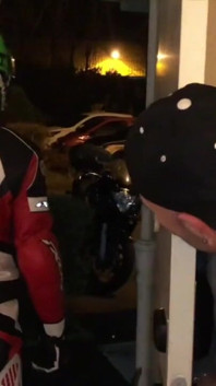 Humilhação no hotel com roupas de fetiche motociclista