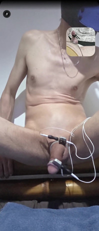 Štěně je dojeno Electrosexem, dokud nevybuchne