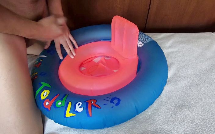 Inflatable Lovers: Playing with inflatable swim ring