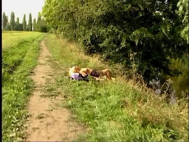 Lucky Cooch: O curvă blondă țâțoasă suge pula unui tip mai în vârstă în aer...
