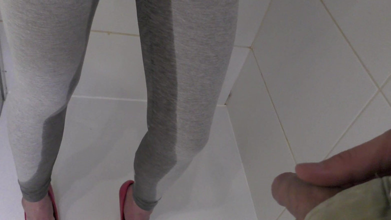 Aqua Pola: Il fait pipi sur mon cul en legging et pieds