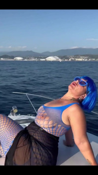 Un modello a carattere su uno yacht