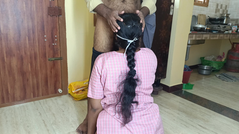 Ilakkiya: Étudiante en uniforme