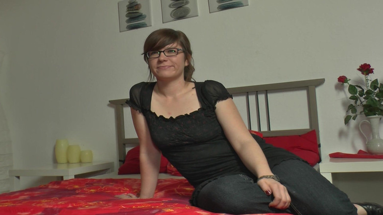 Deutsche Frauen: Sexy německá hnědovlasá děvka si užívá sexy sólovou akci