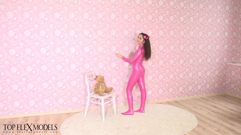 Flexilady: Ruslana in Shiny Catsuit
