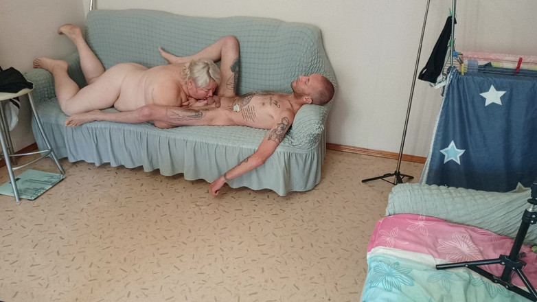 Zona901: La matrigna succhia il cazzo così bene con un boccone...