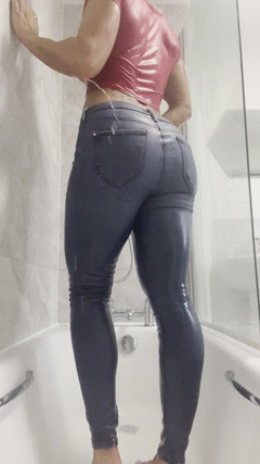 CALLIE ROKS: Мускулистая позирует кубиками, влажный бурный душ, мокрая футболка