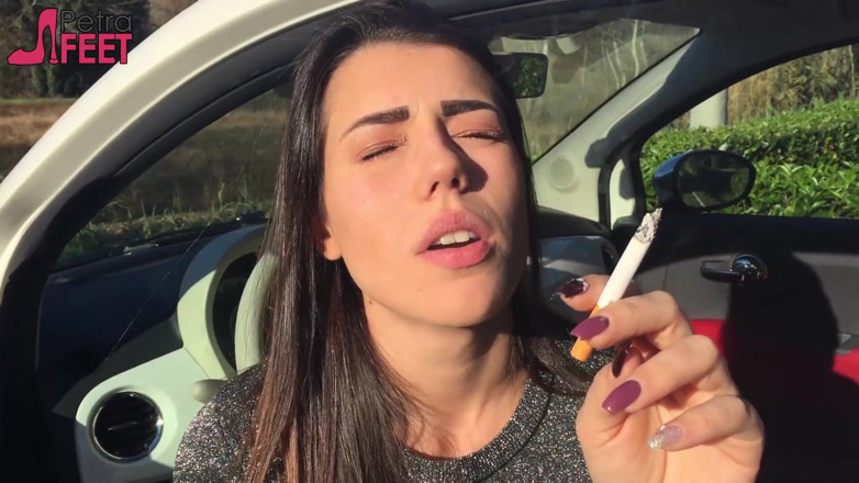 Smokin Fetish: Gorgeous babe smokes a cigar outdoors
