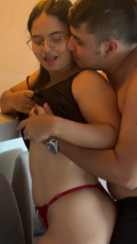 Abang tiri, bolehkah anda membantu saya dengan kerja rumah saya? Anda mempunyai masa yang sukar!