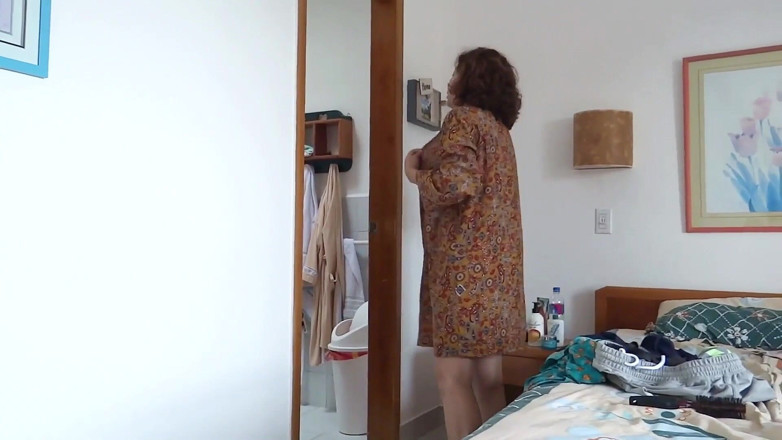 Ardientes69: 美しい継母がビーチで見せびらかす素晴らしい瞬間――ビキニ、大きなお尻、マスターベーション、タブーテーマなど。