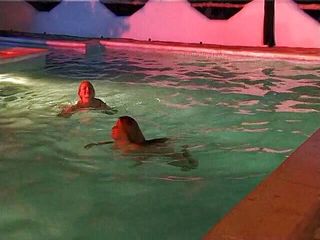 Naughty Girls: 2つのセクシーなレズビアンのひよこがプールで一緒に泳いでいます