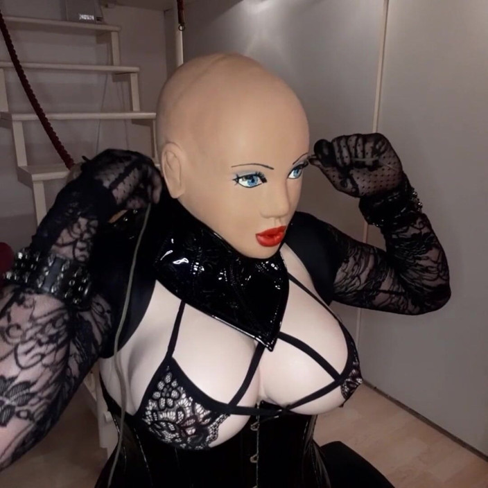 Erica Doll: From heavy rubber mask to dogmask