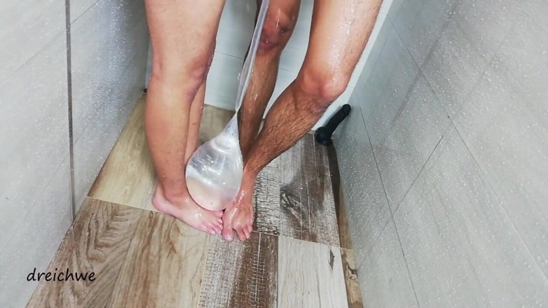 Dreichwe: Fetiche de pies con condón