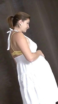 Sedutora gata Lady Ves brinca com sua barriga preggo e tira a roupa para se medir