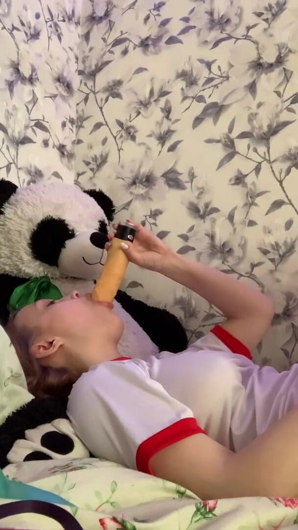 SashaSweet69: Pompino su dildo e sega con le tette