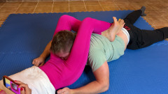 Mean Asian Wife: Cewek pegulat ini dikalahkan dengan kepala bergulat dan mengendus memeknya